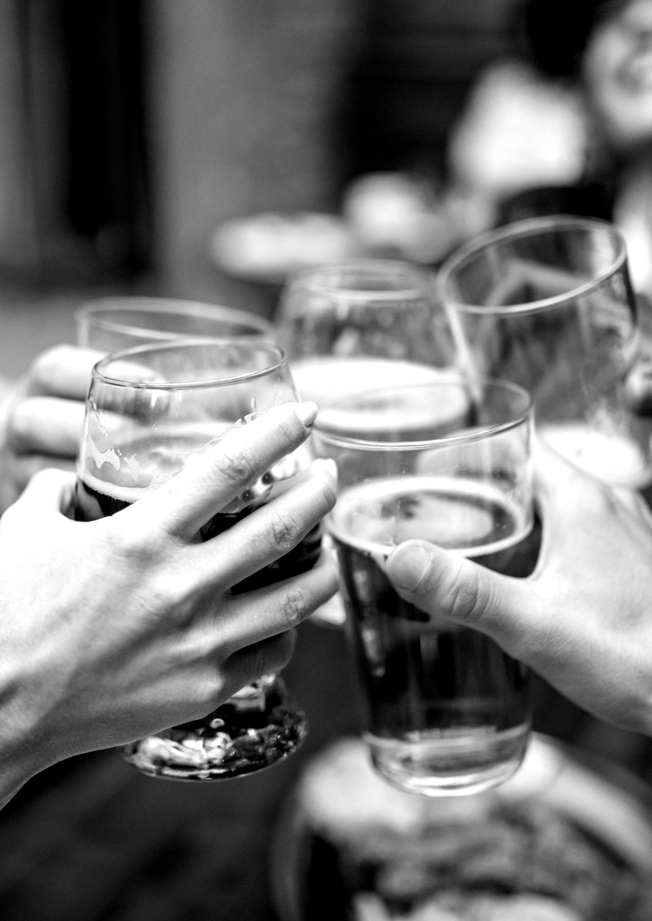Brindisi con i boccali di birra al tavolo