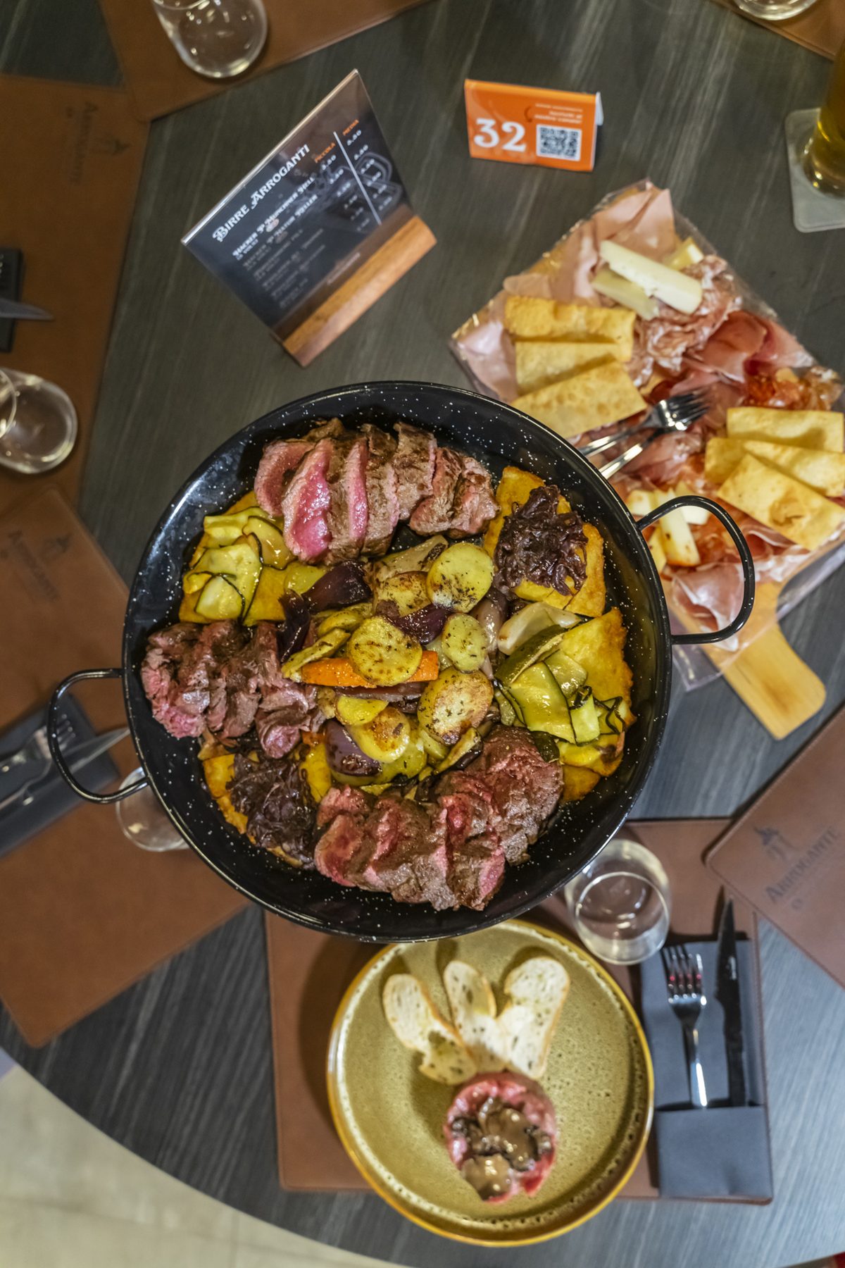 Padella di carne alla griglia con patate al forno, vista dall'alto